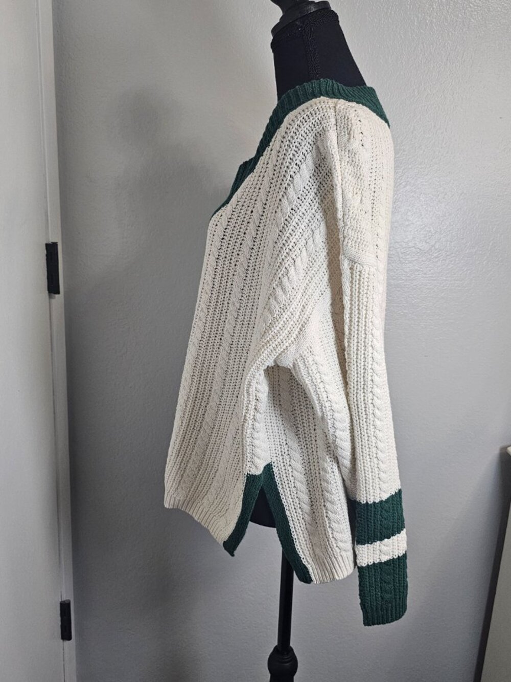 NEW Forever21 Cable Knit V-neck White and Green Oversized Sweater - Size Medium - Picture 4 of 7